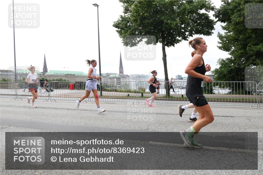 29.06.2025 - hella hamburg halbmarathon Lena Gebhardt http://msf.ph/oto/8369423 29.06.2025 10:48:47 Lombardsbrücke 1142, 1167, 1584, 2160, 2195, 2437, 2438, 2475, 2627, 2716, 2792, 2909, 3215, 3224, 3253, 3661, 5010, 5479, 5480, 5551, 5781, 6015, 6143, 6437, 6566, 7062, 7203, 7947, 7948, 8461, 8719, 8760, 8948, 9341, 9359, 9552, 9787, 10059, 10081, 10204, 10366, 10524, 10654, 10656, 11000, 11364, 11365, 13814, 13845, 15715, 16498, 16499, 16701 meine-sportfotos.de