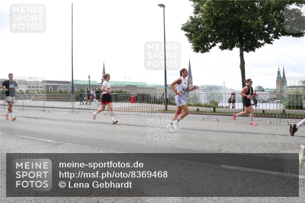 29.06.2025 - hella hamburg halbmarathon Lena Gebhardt http://msf.ph/oto/8369468 29.06.2025 10:48:47 Lombardsbrücke 8759, 1142, 1167, 1584, 2160, 2195, 2437, 2438, 2475, 2627, 2716, 2792, 2909, 3215, 3224, 3253, 3661, 5010, 5479, 5480, 5551, 5781, 6015, 6143, 6437, 6566, 7062, 7203, 7947, 7948, 8461, 8719, 8760, 8948, 9341, 9359, 9552, 9787, 10059, 10081, 10204, 10366, 10524, 10654, 10656, 11000, 11364, 11365, 13814, 13845, 15715, 16498, 16499, 16701 meine-sportfotos.de
