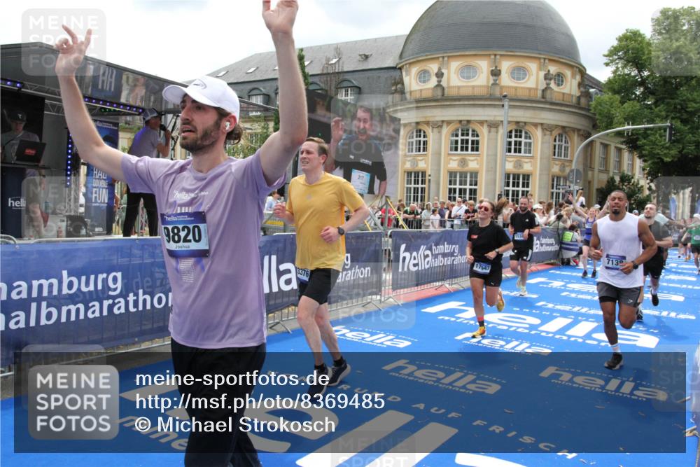 29.06.2025 - hella hamburg halbmarathon Michael Strokosch http://msf.ph/oto/8369485 29.06.2025 10:57:58 Ziel 1200, 2025, 2806, 2883, 3093, 3575, 7138, 7159, 7189, 9820, 11394, 12378, 13376, 13465, 14881, 15349, 16517, 17543, 18492, 18762 meine-sportfotos.de
