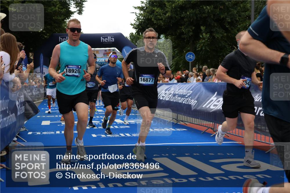 29.06.2025 - hella hamburg halbmarathon Strokosch-Dieckow http://msf.ph/oto/8369496 29.06.2025 10:49:43 Ziel 2504, 2706, 2937, 3060, 3543, 4017, 5460, 5894, 5978, 6115, 6125, 7332, 9126, 9200, 9463, 9551, 9619, 9723, 9924, 11975, 11977, 13159, 13463, 14794, 16800, 16843, 16877, 17282, 17753, 18058, 18451, 18926, 19122 meine-sportfotos.de