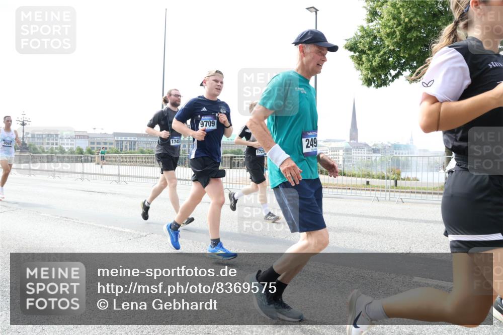 29.06.2025 - hella hamburg halbmarathon Lena Gebhardt http://msf.ph/oto/8369575 29.06.2025 10:14:46 Lombardsbrücke 8055, 1745, 9709, 21, 1729, 249, 1071, 1379, 1406, 1575, 1728, 2046, 2140, 2494, 2601, 2690, 2990, 3020, 3025, 3154, 3454, 3507, 3509, 3691, 3756, 3834, 3844, 4641, 5191, 5608, 5670, 5800, 5981, 6028, 6083, 6089, 6181, 6248, 6366, 6935, 7195, 7209, 7439, 7802, 7840, 8055, 8147, 8239, 8275, 8522, 8563, 8755, 8854, 8892, 9113, 9173, 9556, 9663, 9709, 9911, 10224, 10391, 10589, 10610, 10717, 10963, 11271, 12467, 13237, 14488, 16126 meine-sportfotos.de
