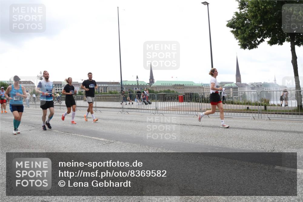 29.06.2025 - hella hamburg halbmarathon Lena Gebhardt http://msf.ph/oto/8369582 29.06.2025 10:48:48 Lombardsbrücke 5010, 2, 8759, 1142, 1167, 1584, 2160, 2195, 2437, 2438, 2475, 2627, 2716, 2792, 2909, 3086, 3215, 3224, 3253, 3661, 5010, 5479, 5480, 5551, 6015, 6437, 6566, 7062, 7203, 7947, 7948, 8461, 8719, 8760, 8948, 9341, 9359, 9552, 9787, 10059, 10081, 10204, 10366, 10524, 10654, 10656, 11000, 11364, 11365, 13814, 13845, 15715, 16498, 16499, 16701 meine-sportfotos.de