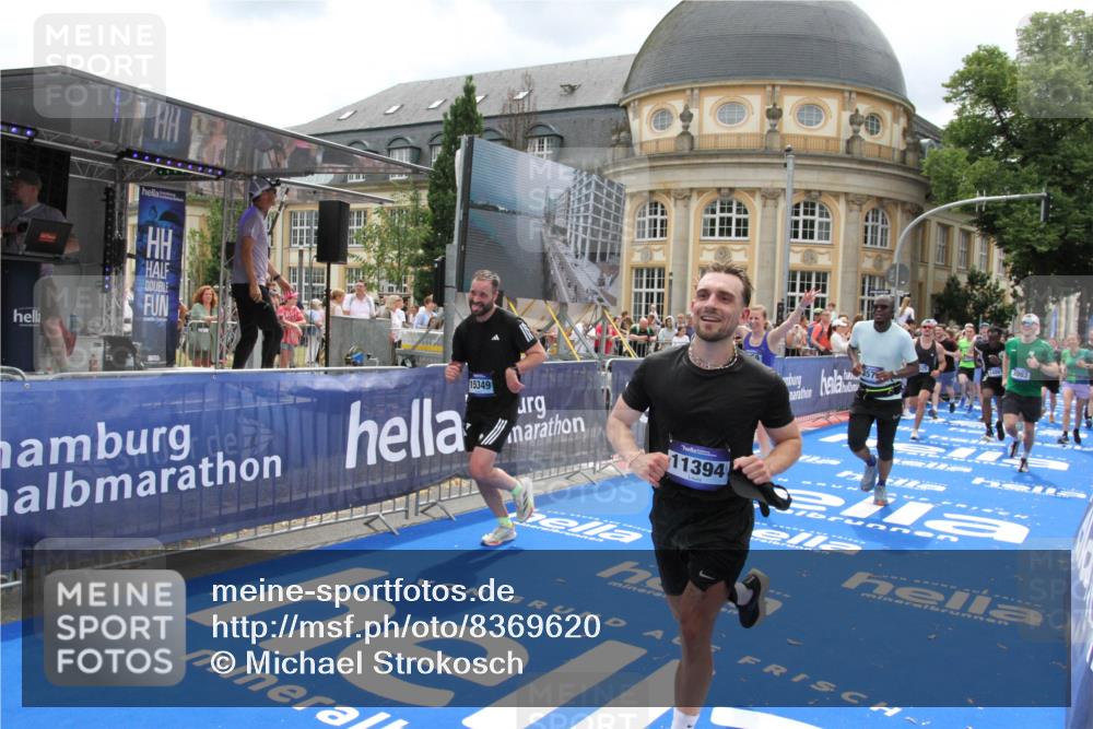 29.06.2025 - hella hamburg halbmarathon Michael Strokosch http://msf.ph/oto/8369620 29.06.2025 10:58:00 Ziel 1200, 2025, 2883, 3093, 3575, 4579, 6531, 7138, 7159, 7189, 8089, 9820, 11394, 12378, 13376, 13465, 14881, 15090, 15349, 15527, 17543, 18762 meine-sportfotos.de