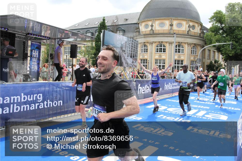 29.06.2025 - hella hamburg halbmarathon Michael Strokosch http://msf.ph/oto/8369656 29.06.2025 10:58:01 Ziel 1200, 2025, 3093, 3141, 3575, 4579, 6531, 7138, 7159, 7189, 8089, 10036, 11394, 11832, 12378, 12773, 13376, 13465, 14881, 15090, 15349, 15527, 17543, 18762 meine-sportfotos.de