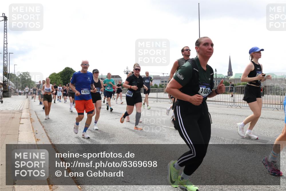 29.06.2025 - hella hamburg halbmarathon Lena Gebhardt http://msf.ph/oto/8369698 29.06.2025 10:39:39 Lombardsbrücke 13495, 12217, 11461, 569, 13574, 1084, 1586, 1760, 1856, 1883, 1899, 2092, 2313, 2578, 2843, 2893, 2976, 3046, 3275, 3353, 3727, 3882, 3883, 3884, 4298, 4523, 4603, 4609, 4659, 4752, 4855, 4882, 5045, 5654, 5701, 6321, 6342, 6343, 6427, 6428, 6698, 6719, 6726, 6739, 6748, 7045, 7053, 7125, 7199, 7341, 7429, 7501, 7506, 7524, 7684, 8107, 8203, 8243, 8612, 8995, 9393, 9420, 9446, 9569, 9698, 9747, 9777, 10001, 10441, 10512, 10516 meine-sportfotos.de
