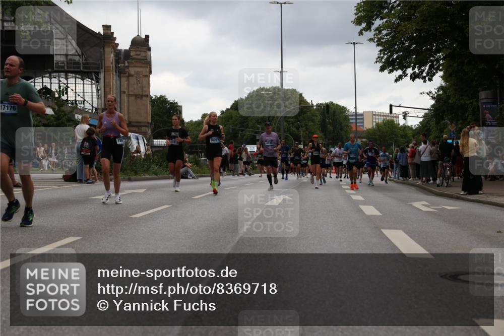 29.06.2025 - hella hamburg halbmarathon Yannick Fuchs http://msf.ph/oto/8369718 29.06.2025 10:53:34 20KM 2780, 3114, 3279, 3425, 4238, 4379, 4796, 4986, 5885, 6087, 6220, 6438, 7287, 7824, 8030, 8326, 8481, 8807, 9985, 10488, 10587, 10896, 11018, 11114, 11158, 11159, 11250, 11757, 11935, 11938, 12206, 12261, 12406, 12564, 12736, 12779, 12862, 13706, 13761, 14567, 14732, 14902, 14928, 14965, 15785, 15914, 16227, 16530, 16754, 16915, 16980, 17176, 17304, 18467, 18485, 18716, 18855, 19015, 19160 meine-sportfotos.de