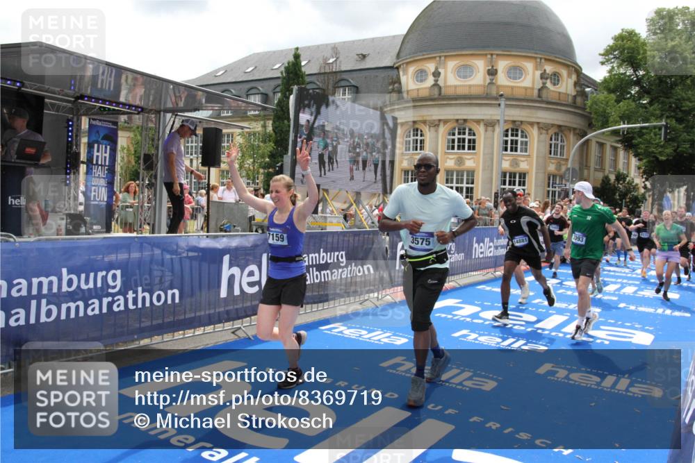 29.06.2025 - hella hamburg halbmarathon Michael Strokosch http://msf.ph/oto/8369719 29.06.2025 10:58:02 Ziel 1200, 2025, 3093, 3141, 3575, 4579, 6531, 7138, 7159, 7189, 8089, 10036, 11394, 11832, 12378, 12773, 13465, 14881, 15090, 15349, 15527, 18762 meine-sportfotos.de