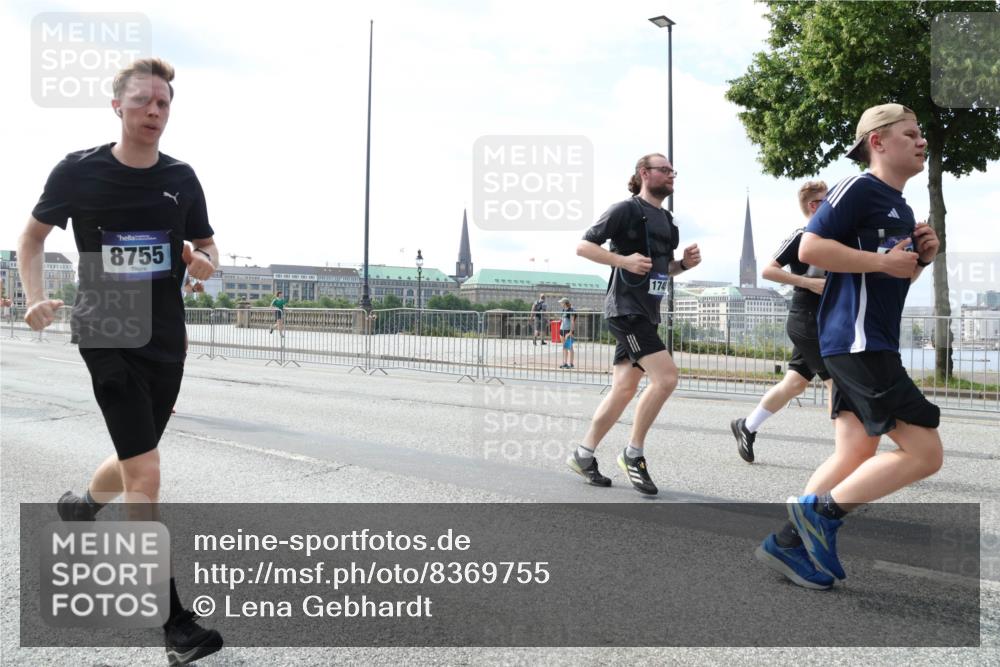 29.06.2025 - hella hamburg halbmarathon Lena Gebhardt http://msf.ph/oto/8369755 29.06.2025 10:14:47 Lombardsbrücke 8755, 174, 1071, 1379, 1406, 1575, 1728, 2046, 2140, 2494, 2601, 2690, 2990, 3020, 3025, 3154, 3454, 3507, 3509, 3691, 3756, 3834, 3844, 4641, 5191, 5608, 5670, 5800, 5981, 6028, 6083, 6089, 6181, 6248, 6366, 6935, 7195, 7209, 7439, 7802, 7840, 8055, 8147, 8239, 8275, 8522, 8563, 8755, 8854, 8892, 9113, 9173, 9556, 9663, 9709, 9911, 10224, 10391, 10589, 10610, 10717, 10963, 11271, 11598, 12467, 13237, 14488, 16126 meine-sportfotos.de