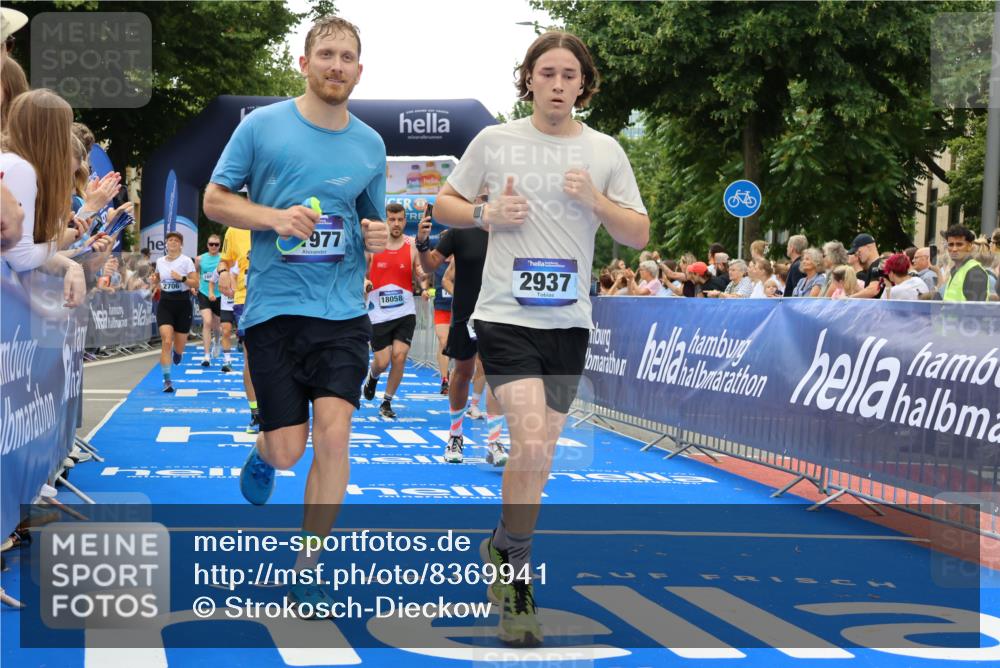 29.06.2025 - hella hamburg halbmarathon Strokosch-Dieckow http://msf.ph/oto/8369941 29.06.2025 10:49:38 Ziel 2504, 2516, 2592, 2596, 2706, 2889, 2937, 3060, 3543, 5705, 5894, 5978, 6115, 6125, 7332, 9038, 9463, 9551, 9619, 9649, 9723, 9924, 11340, 11679, 11977, 13159, 13233, 14562, 14794, 15392, 15857, 16114, 16592, 16738, 16843, 16877, 17001, 17282, 17753, 18058, 18451, 18926 meine-sportfotos.de