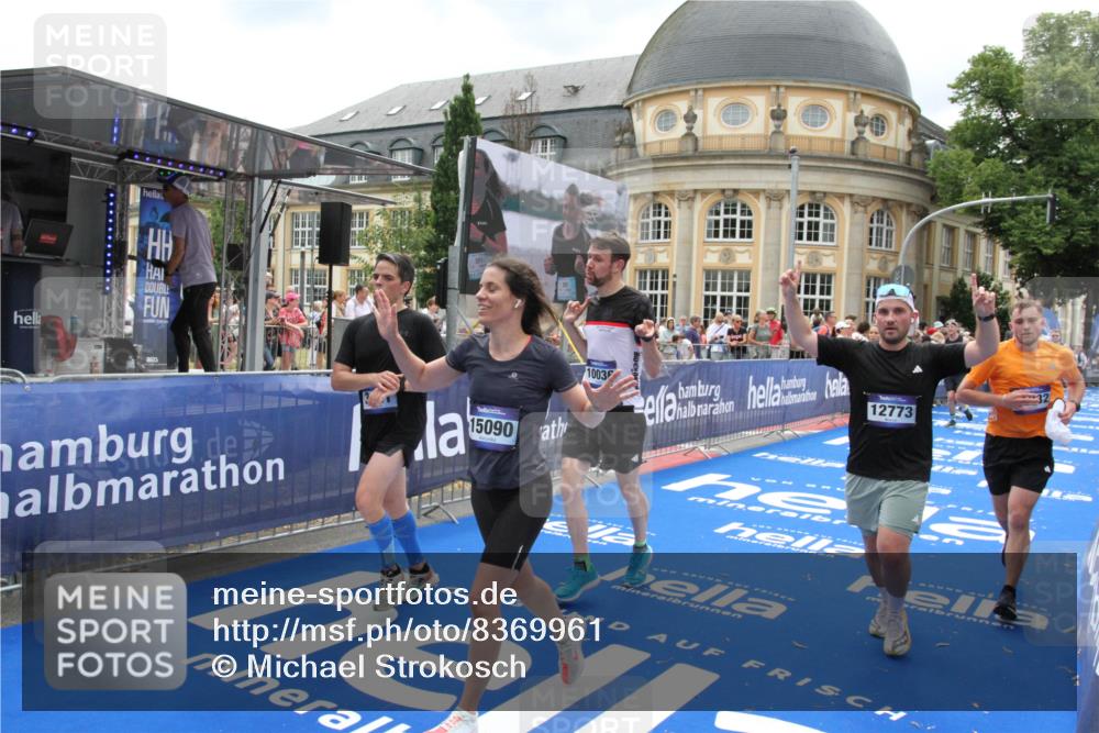 29.06.2025 - hella hamburg halbmarathon Michael Strokosch http://msf.ph/oto/8369961 29.06.2025 10:58:07 Ziel 1200, 1563, 1611, 3141, 4319, 4579, 6531, 6892, 8089, 10036, 10408, 11832, 12378, 12773, 13465, 13666, 15090, 15189, 15527, 18762 meine-sportfotos.de