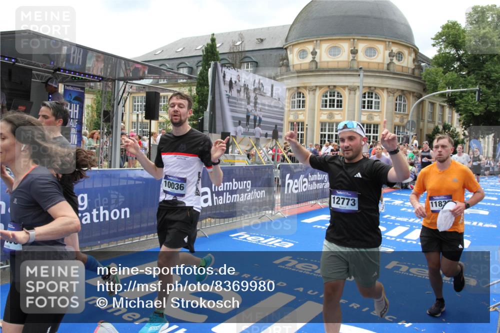 29.06.2025 - hella hamburg halbmarathon Michael Strokosch http://msf.ph/oto/8369980 29.06.2025 10:58:07 Ziel 1200, 1563, 1611, 3141, 4319, 4579, 6531, 6892, 8089, 10036, 10408, 11832, 12378, 12773, 13465, 13666, 15090, 15189, 15527, 18762 meine-sportfotos.de