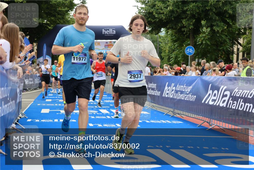 29.06.2025 - hella hamburg halbmarathon Strokosch-Dieckow http://msf.ph/oto/8370002 29.06.2025 10:49:37 Ziel 2504, 2516, 2592, 2596, 2706, 2889, 2937, 3060, 3543, 5705, 5894, 5978, 6115, 7332, 8689, 9038, 9463, 9551, 9619, 9649, 9723, 11340, 11679, 11977, 12094, 13159, 13233, 14562, 14794, 15392, 15857, 16114, 16592, 16738, 16843, 16877, 17001, 17282, 18058, 18451, 18926 meine-sportfotos.de