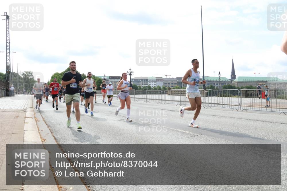 29.06.2025 - hella hamburg halbmarathon Lena Gebhardt http://msf.ph/oto/8370044 29.06.2025 10:14:48 Lombardsbrücke 13212, 9173, 1071, 1379, 1406, 1575, 1728, 2046, 2140, 2494, 2601, 2690, 2990, 3020, 3025, 3154, 3454, 3507, 3509, 3691, 3756, 3834, 3844, 4641, 5191, 5608, 5670, 5800, 5981, 6028, 6083, 6181, 6248, 6366, 6935, 7195, 7209, 7439, 7802, 7840, 8055, 8147, 8239, 8275, 8522, 8563, 8609, 8755, 8854, 9113, 9173, 9556, 9663, 9709, 9911, 10224, 10391, 10589, 10610, 10717, 10963, 11271, 11598, 12467, 13237, 14488, 16126 meine-sportfotos.de