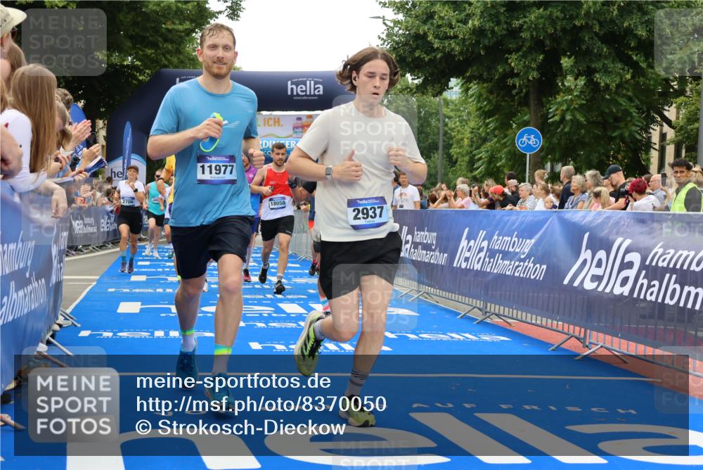 29.06.2025 - hella hamburg halbmarathon Strokosch-Dieckow http://msf.ph/oto/8370050 29.06.2025 10:49:37 Ziel 2504, 2516, 2592, 2596, 2706, 2889, 2937, 3060, 3543, 5705, 5894, 5978, 6115, 7332, 8689, 9038, 9463, 9551, 9619, 9649, 9723, 11340, 11679, 11977, 12094, 13159, 13233, 14562, 14794, 15392, 15857, 16114, 16592, 16738, 16843, 16877, 17001, 17282, 18058, 18451, 18926 meine-sportfotos.de