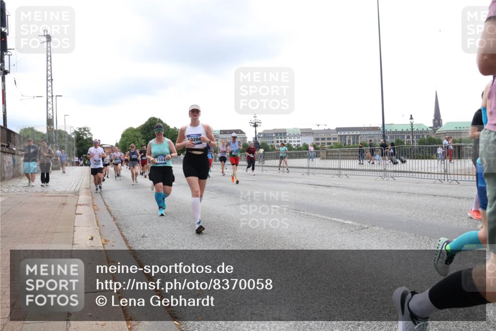 29.06.2025 - hella hamburg halbmarathon Lena Gebhardt http://msf.ph/oto/8370058 29.06.2025 10:48:50 Lombardsbrücke 1584, 19204, 1142, 1167, 1584, 2160, 2195, 2437, 2438, 2475, 2627, 2716, 2792, 2909, 3086, 3215, 3224, 3253, 3661, 5010, 5479, 5480, 5551, 6015, 6437, 6566, 7062, 7203, 7947, 7948, 8461, 8719, 8760, 8948, 9341, 9359, 9552, 9787, 10059, 10081, 10204, 10366, 10524, 10654, 10656, 11000, 11192, 11364, 11365, 13814, 13845, 15715, 16498, 16499, 16701 meine-sportfotos.de
