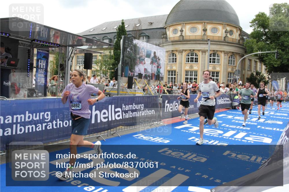 29.06.2025 - hella hamburg halbmarathon Michael Strokosch http://msf.ph/oto/8370061 29.06.2025 10:58:10 Ziel 1563, 1611, 2907, 3141, 4319, 4426, 6892, 8290, 10036, 10408, 11832, 12773, 13666, 15125, 15189 meine-sportfotos.de