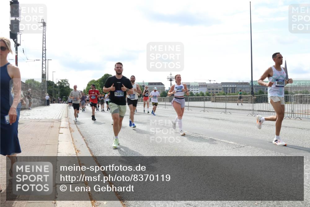 29.06.2025 - hella hamburg halbmarathon Lena Gebhardt http://msf.ph/oto/8370119 29.06.2025 10:14:48 Lombardsbrücke 3454, 15700, 13212, 9173, 3691, 8055, 1071, 1379, 1406, 1575, 1728, 2046, 2140, 2494, 2601, 2690, 2990, 3020, 3025, 3154, 3454, 3507, 3509, 3691, 3756, 3834, 3844, 4641, 5191, 5608, 5670, 5800, 5981, 6028, 6083, 6181, 6248, 6366, 6935, 7195, 7209, 7439, 7802, 7840, 8055, 8147, 8239, 8275, 8522, 8563, 8609, 8755, 8854, 9113, 9173, 9556, 9663, 9709, 9911, 10224, 10391, 10589, 10610, 10717, 10963, 11271, 11598, 12467, 13237, 14488, 16126 meine-sportfotos.de