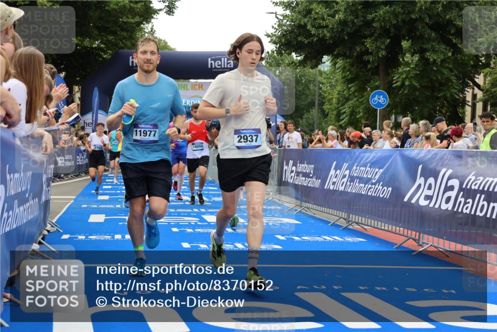 29.06.2025 - hella hamburg halbmarathon Strokosch-Dieckow http://msf.ph/oto/8370152 29.06.2025 10:49:37 Ziel 2504, 2516, 2592, 2596, 2706, 2889, 2937, 3060, 3543, 5705, 5894, 5978, 6115, 7332, 8689, 9038, 9463, 9551, 9619, 9649, 9723, 11340, 11679, 11977, 12094, 13159, 13233, 14562, 14794, 15392, 15857, 16114, 16592, 16738, 16843, 16877, 17001, 17282, 18058, 18451, 18926 meine-sportfotos.de