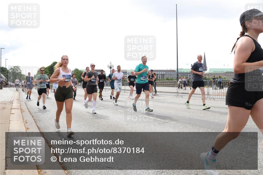 29.06.2025 - hella hamburg halbmarathon Lena Gebhardt http://msf.ph/oto/8370184 29.06.2025 10:39:41 Lombardsbrücke 3495, 9698, 1607, 7053, 9777, 11461, 13574, 1076, 1586, 1856, 1883, 1899, 2092, 2313, 2578, 2843, 2976, 3046, 3275, 3353, 3727, 3882, 3883, 3884, 4298, 4523, 4603, 4609, 4659, 4752, 4855, 4882, 5045, 5229, 5654, 5701, 6321, 6342, 6343, 6427, 6428, 6698, 6719, 6726, 6739, 6748, 7045, 7053, 7125, 7199, 7341, 7429, 7455, 7456, 7501, 7506, 7524, 7684, 8107, 8203, 8243, 8612, 8995, 9393, 9420, 9569, 9698, 9747, 9777, 10441, 10512, 10516 meine-sportfotos.de