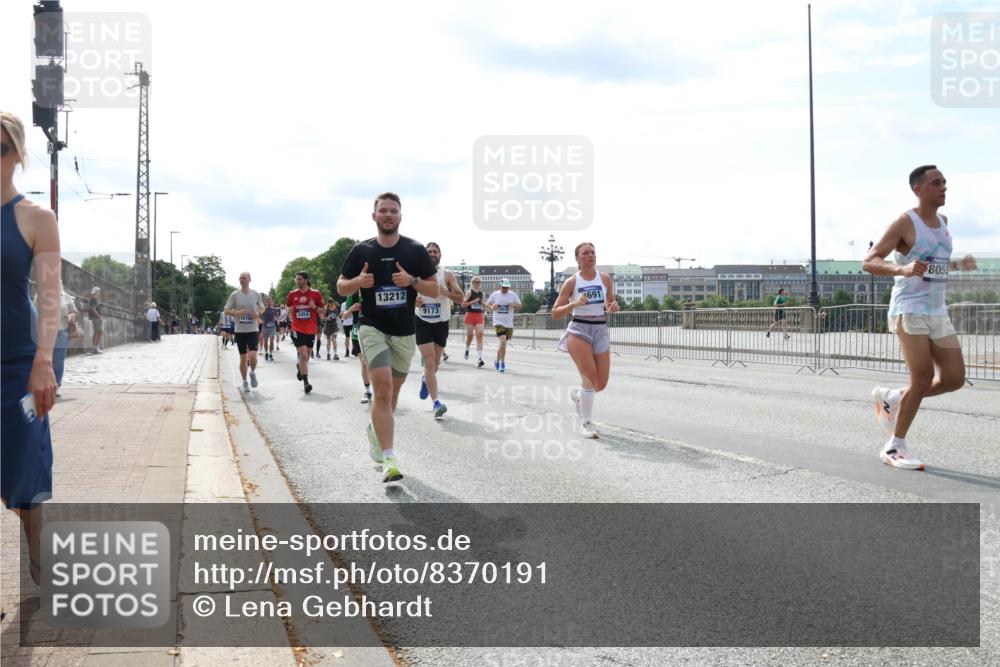 29.06.2025 - hella hamburg halbmarathon Lena Gebhardt http://msf.ph/oto/8370191 29.06.2025 10:14:48 Lombardsbrücke 3454, 13212, 9173, 691, 8055, 1071, 1379, 1406, 1575, 1728, 2046, 2140, 2494, 2601, 2690, 2990, 3020, 3025, 3154, 3454, 3507, 3509, 3691, 3756, 3834, 3844, 4641, 5191, 5608, 5670, 5800, 5981, 6028, 6083, 6181, 6248, 6366, 6935, 7195, 7209, 7439, 7802, 7840, 8055, 8147, 8239, 8275, 8522, 8563, 8609, 8755, 8854, 9113, 9173, 9556, 9663, 9709, 9911, 10224, 10391, 10589, 10610, 10717, 10963, 11271, 11598, 12467, 13237, 14488, 16126 meine-sportfotos.de