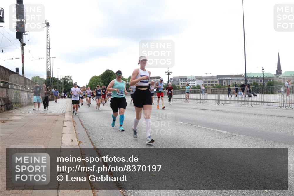 29.06.2025 - hella hamburg halbmarathon Lena Gebhardt http://msf.ph/oto/8370197 29.06.2025 10:48:50 Lombardsbrücke 1584, 1142, 1167, 1584, 2160, 2195, 2437, 2438, 2475, 2627, 2716, 2792, 2909, 3086, 3215, 3224, 3253, 3661, 5010, 5479, 5480, 5551, 6015, 6437, 6566, 7062, 7203, 7947, 7948, 8461, 8719, 8760, 8948, 9341, 9359, 9552, 9787, 10059, 10081, 10204, 10366, 10524, 10654, 10656, 11000, 11192, 11364, 11365, 13814, 13845, 15715, 16498, 16499, 16701 meine-sportfotos.de