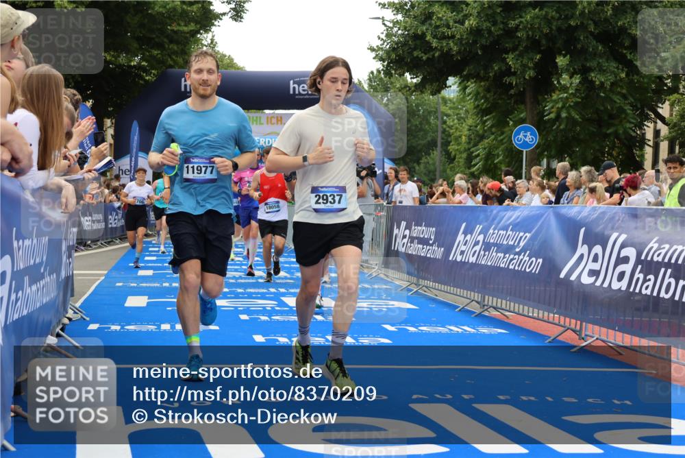 29.06.2025 - hella hamburg halbmarathon Strokosch-Dieckow http://msf.ph/oto/8370209 29.06.2025 10:49:37 Ziel 2504, 2516, 2592, 2596, 2706, 2889, 2937, 3060, 3543, 5705, 5894, 5978, 6115, 7332, 8689, 9038, 9463, 9551, 9619, 9649, 9723, 11340, 11679, 11977, 12094, 13159, 13233, 14562, 14794, 15392, 15857, 16114, 16592, 16738, 16843, 16877, 17001, 17282, 18058, 18451, 18926 meine-sportfotos.de