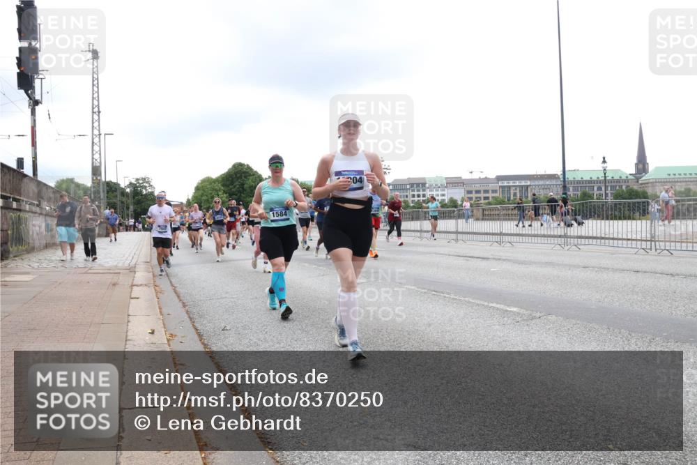 29.06.2025 - hella hamburg halbmarathon Lena Gebhardt http://msf.ph/oto/8370250 29.06.2025 10:48:51 Lombardsbrücke 1584, 04, 1142, 1167, 1584, 2160, 2195, 2437, 2438, 2475, 2627, 2713, 2716, 2792, 2909, 3086, 3215, 3224, 3253, 3661, 5010, 5118, 5479, 5480, 5551, 6015, 6437, 6566, 6979, 7062, 7203, 7947, 7948, 8461, 8719, 8760, 9341, 9359, 9552, 9787, 10059, 10081, 10204, 10366, 10524, 10654, 10656, 11000, 11031, 11192, 11364, 11365, 13814, 13845, 15715, 16498, 16499, 16701 meine-sportfotos.de