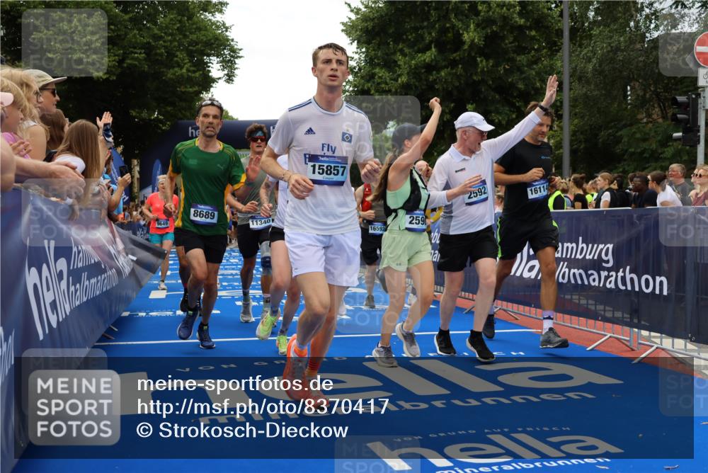 29.06.2025 - hella hamburg halbmarathon Strokosch-Dieckow http://msf.ph/oto/8370417 29.06.2025 10:49:32 Ziel 1342, 1476, 2504, 2516, 2592, 2596, 2878, 2889, 2937, 5705, 5978, 6115, 8437, 8689, 8813, 9038, 9463, 9649, 11339, 11340, 11679, 11779, 11977, 12094, 13233, 13269, 14562, 14838, 15392, 15857, 16114, 16592, 16738, 16891, 17001, 18058, 18476, 18887, 18960 meine-sportfotos.de