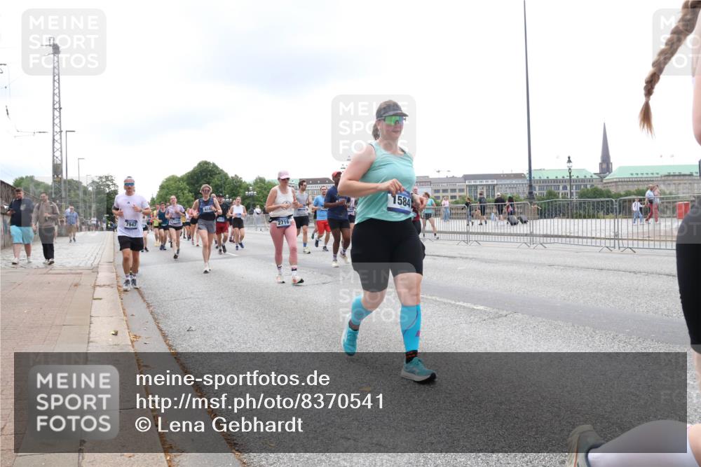 29.06.2025 - hella hamburg halbmarathon Lena Gebhardt http://msf.ph/oto/8370541 29.06.2025 10:48:52 Lombardsbrücke 21, 7947, 584, 1142, 1167, 1584, 2160, 2395, 2437, 2438, 2627, 2713, 2716, 2792, 3086, 3215, 3224, 3253, 3661, 5010, 5118, 5479, 5480, 5551, 6015, 6437, 6566, 6979, 7062, 7203, 7947, 7948, 8461, 8719, 8760, 9341, 9359, 9552, 9787, 10059, 10081, 10204, 10366, 10524, 10654, 10656, 11000, 11031, 11192, 11364, 11365, 13814, 13845, 15715, 16498, 16499, 16701 meine-sportfotos.de