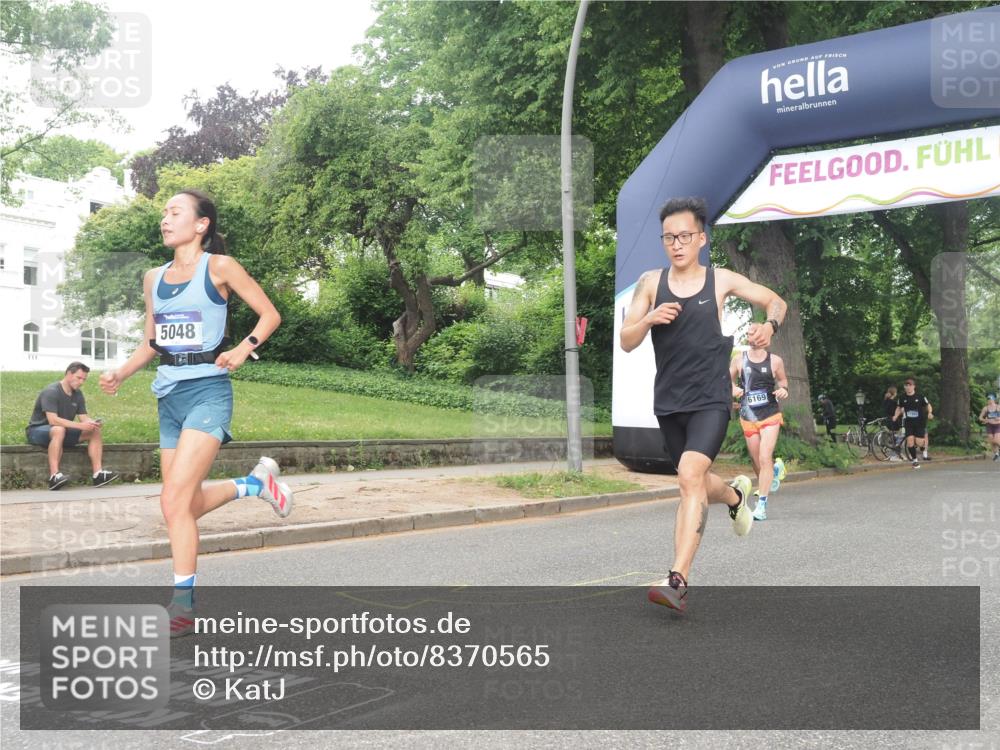 29.06.2025 - hella hamburg halbmarathon KatJ http://msf.ph/oto/8370565 29.06.2025 10:23:39 Zwischen KM18-KM19 57, 4477, 5048 meine-sportfotos.de