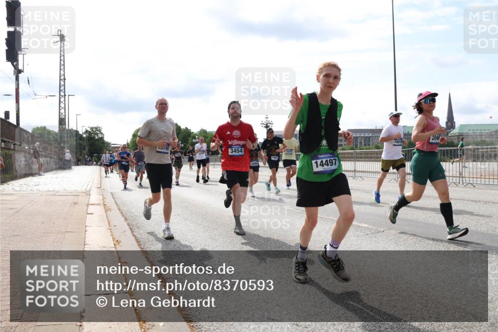 29.06.2025 - hella hamburg halbmarathon Lena Gebhardt http://msf.ph/oto/8370593 29.06.2025 10:14:51 Lombardsbrücke 19700, 3454, 3025, 14015, 204, 14497, 1071, 1296, 1379, 1406, 1575, 1728, 1745, 2046, 2140, 2494, 2601, 2690, 2990, 3020, 3025, 3154, 3454, 3507, 3509, 3691, 3756, 3834, 3844, 4495, 4641, 5191, 5608, 5670, 5800, 5981, 6028, 6083, 6181, 6248, 6366, 6935, 7195, 7439, 7802, 7881, 8055, 8147, 8237, 8239, 8275, 8522, 8563, 8609, 8755, 8854, 9113, 9173, 9556, 9663, 9709, 9911, 9975, 10224, 10391, 10589, 10610, 10717, 10963, 11271, 11598, 12467, 13237, 16126 meine-sportfotos.de