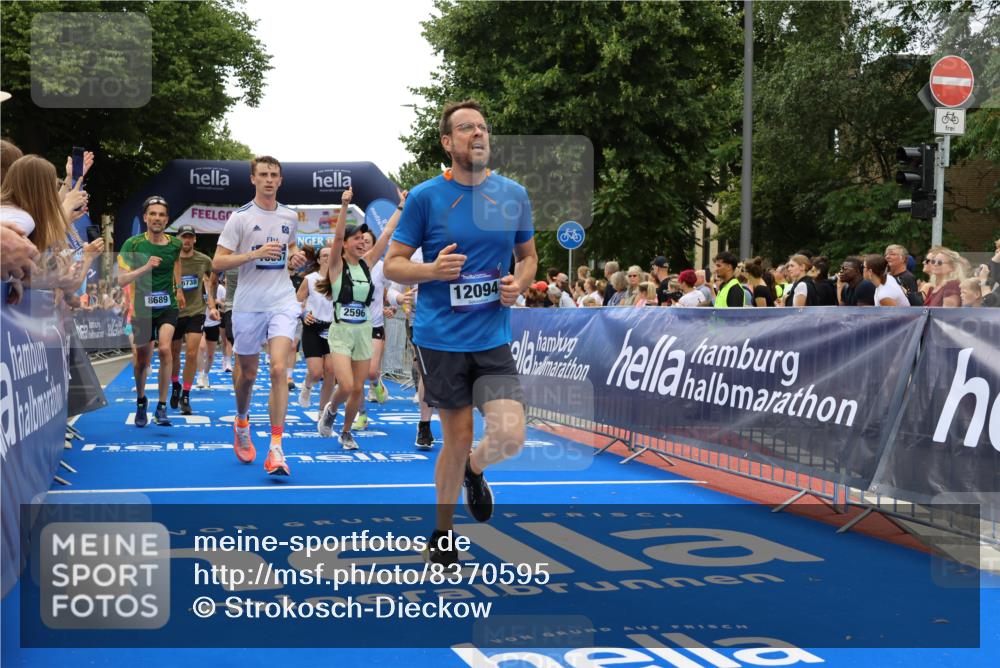 29.06.2025 - hella hamburg halbmarathon Strokosch-Dieckow http://msf.ph/oto/8370595 29.06.2025 10:49:31 Ziel 1342, 1476, 2504, 2516, 2592, 2596, 2878, 2889, 2937, 5705, 5978, 8437, 8689, 8813, 9038, 9463, 9649, 11339, 11340, 11679, 11779, 11977, 12094, 12670, 13233, 13269, 14562, 14838, 15392, 15784, 15857, 15894, 15966, 16114, 16592, 16738, 16891, 17001, 18476, 18887, 18960 meine-sportfotos.de