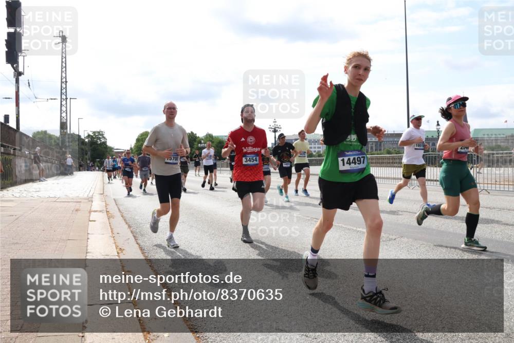 29.06.2025 - hella hamburg halbmarathon Lena Gebhardt http://msf.ph/oto/8370635 29.06.2025 10:14:51 Lombardsbrücke 5700, 18015, 2041, 3454, 14015, 14497, 1071, 1296, 1379, 1406, 1575, 1728, 1745, 2046, 2140, 2494, 2601, 2690, 2990, 3020, 3025, 3154, 3454, 3507, 3509, 3691, 3756, 3834, 3844, 4495, 4641, 5191, 5608, 5670, 5800, 5981, 6028, 6083, 6181, 6248, 6366, 6935, 7195, 7439, 7802, 7881, 8055, 8147, 8237, 8239, 8275, 8522, 8563, 8609, 8755, 8854, 9113, 9173, 9556, 9663, 9709, 9911, 9975, 10224, 10391, 10589, 10610, 10717, 10963, 11271, 11598, 12467, 13237, 16126 meine-sportfotos.de