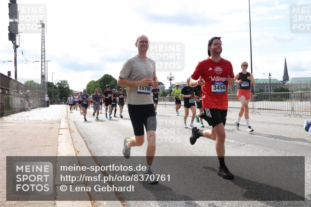 29.06.2025 - hella hamburg halbmarathon Lena Gebhardt http://msf.ph/oto/8370761 29.06.2025 10:14:51 Lombardsbrücke 12001, 15700, 7195, 3454, 1071, 1071, 1296, 1379, 1406, 1575, 1728, 1745, 2046, 2140, 2494, 2601, 2690, 2990, 3020, 3025, 3154, 3454, 3507, 3509, 3691, 3756, 3834, 3844, 4495, 4641, 5191, 5608, 5670, 5800, 5981, 6028, 6083, 6181, 6248, 6366, 6935, 7195, 7439, 7802, 7881, 8055, 8147, 8237, 8239, 8275, 8522, 8563, 8609, 8755, 8854, 9113, 9173, 9556, 9663, 9709, 9911, 9975, 10224, 10391, 10589, 10610, 10717, 10963, 11271, 11598, 12467, 13237, 16126 meine-sportfotos.de
