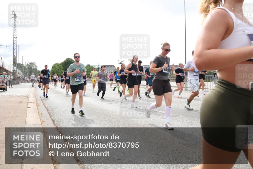 29.06.2025 - hella hamburg halbmarathon Lena Gebhardt http://msf.ph/oto/8370795 29.06.2025 10:39:43 Lombardsbrücke 9698, 7053, 10627, 111100, 17666, 9777, 1058, 1076, 1586, 1856, 1883, 1899, 2092, 2313, 2578, 2843, 2976, 3046, 3275, 3353, 3727, 3882, 3883, 3884, 4298, 4523, 4603, 4609, 4659, 4752, 4855, 4882, 5045, 5229, 5654, 5701, 6321, 6342, 6343, 6427, 6428, 6698, 6719, 6726, 6739, 6748, 7045, 7053, 7125, 7199, 7429, 7455, 7456, 7501, 7524, 7684, 8107, 8203, 8243, 8612, 8995, 9393, 9569, 9698, 9747, 9777, 10441, 10512 meine-sportfotos.de