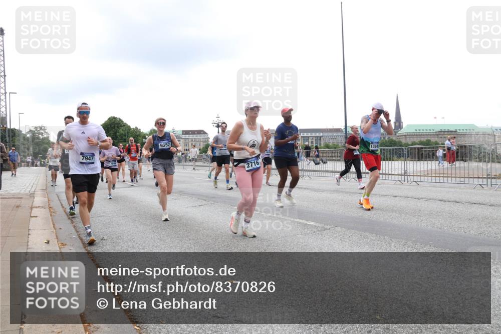29.06.2025 - hella hamburg halbmarathon Lena Gebhardt http://msf.ph/oto/8370826 29.06.2025 10:48:54 Lombardsbrücke 7947, 17046, 9552, 2716, 1384, 1142, 1167, 1584, 2160, 2395, 2437, 2438, 2713, 2716, 2792, 3086, 3215, 3224, 3253, 3661, 4403, 5010, 5118, 5479, 5480, 5551, 6015, 6437, 6566, 6979, 7062, 7203, 7947, 7948, 8461, 8719, 8760, 9341, 9359, 9552, 9787, 10059, 10081, 10204, 10366, 10524, 10654, 10656, 11000, 11031, 11192, 11364, 11365, 13814, 13845, 15715, 16498, 16499, 16701 meine-sportfotos.de
