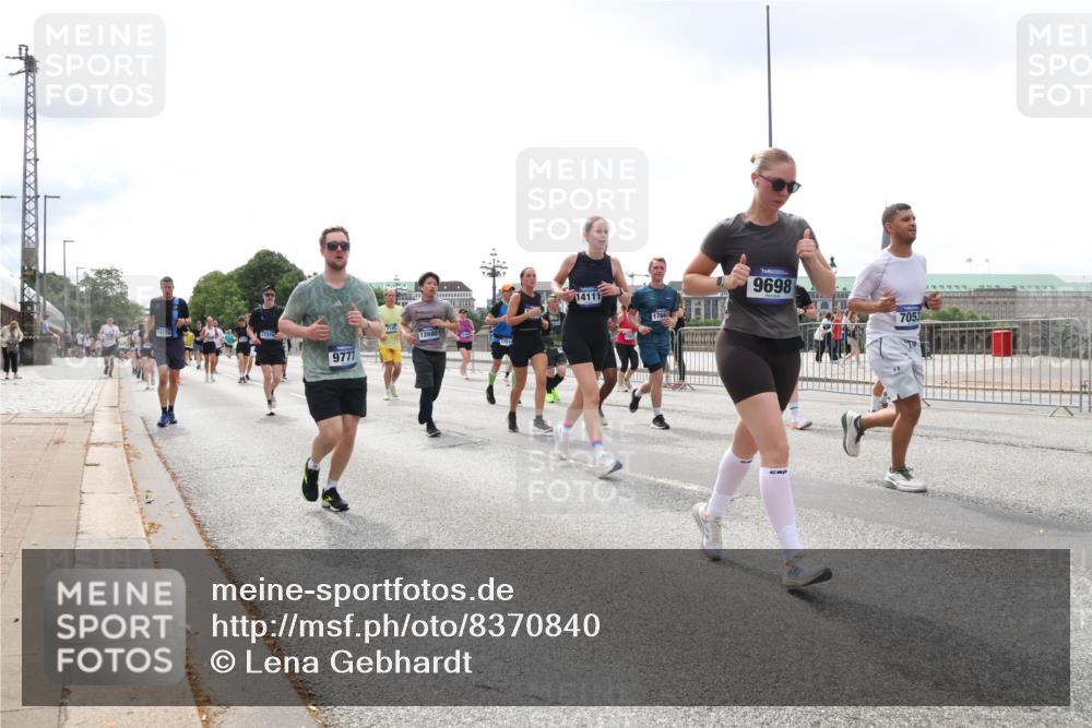 29.06.2025 - hella hamburg halbmarathon Lena Gebhardt http://msf.ph/oto/8370840 29.06.2025 10:39:43 Lombardsbrücke 13178, 7125, 12680, 9777, 14111, 17663, 9698, 7053, 1058, 1076, 1586, 1856, 1883, 1899, 2092, 2313, 2578, 2843, 2976, 3046, 3275, 3353, 3727, 3882, 3883, 3884, 4298, 4523, 4603, 4609, 4659, 4752, 4855, 4882, 5045, 5229, 5654, 5701, 6321, 6342, 6343, 6427, 6428, 6698, 6719, 6726, 6739, 6748, 7045, 7053, 7125, 7199, 7429, 7455, 7456, 7501, 7524, 7684, 8107, 8203, 8243, 8612, 8995, 9393, 9569, 9698, 9747, 9777, 10441, 10512 meine-sportfotos.de
