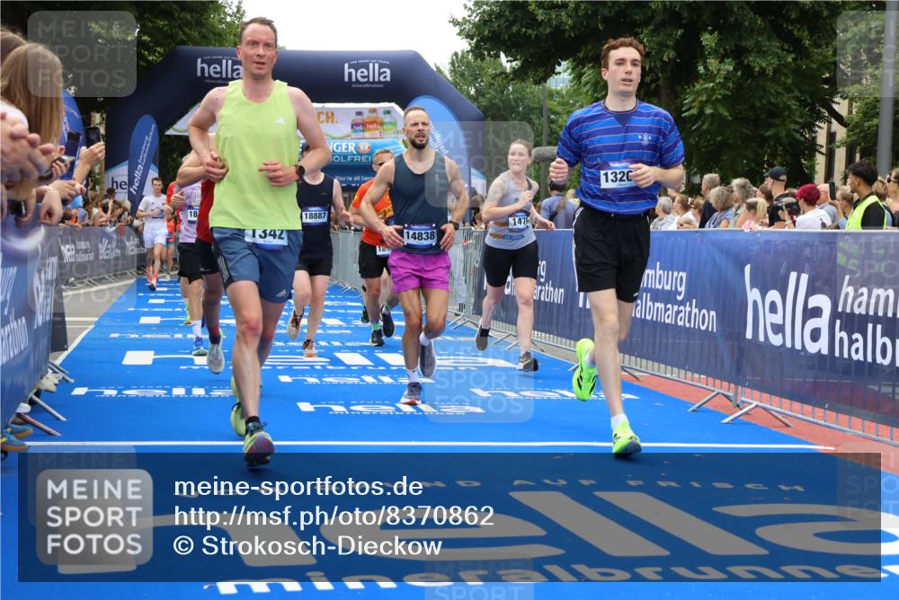29.06.2025 - hella hamburg halbmarathon Strokosch-Dieckow http://msf.ph/oto/8370862 29.06.2025 10:49:25 Ziel 1342, 1476, 2592, 2596, 2878, 4183, 4185, 8437, 8689, 8813, 10189, 11339, 11340, 11779, 11819, 12094, 12670, 13233, 13269, 14526, 14838, 15422, 15784, 15857, 15894, 15966, 16114, 16592, 16891, 18476, 18887, 18960 meine-sportfotos.de