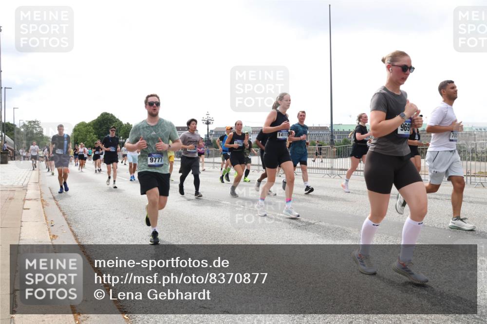 29.06.2025 - hella hamburg halbmarathon Lena Gebhardt http://msf.ph/oto/8370877 29.06.2025 10:39:43 Lombardsbrücke 14111, 10627, 030, 13178, 9777, 969, 1058, 1076, 1586, 1856, 1883, 1899, 2092, 2313, 2578, 2843, 2976, 3046, 3275, 3353, 3727, 3882, 3883, 3884, 4298, 4523, 4603, 4609, 4659, 4752, 4855, 4882, 5045, 5229, 5654, 5701, 6321, 6342, 6343, 6427, 6428, 6698, 6719, 6726, 6739, 6748, 7045, 7053, 7125, 7199, 7429, 7455, 7456, 7501, 7524, 7684, 8107, 8203, 8243, 8612, 8995, 9393, 9569, 9698, 9747, 9777, 10441, 10512 meine-sportfotos.de