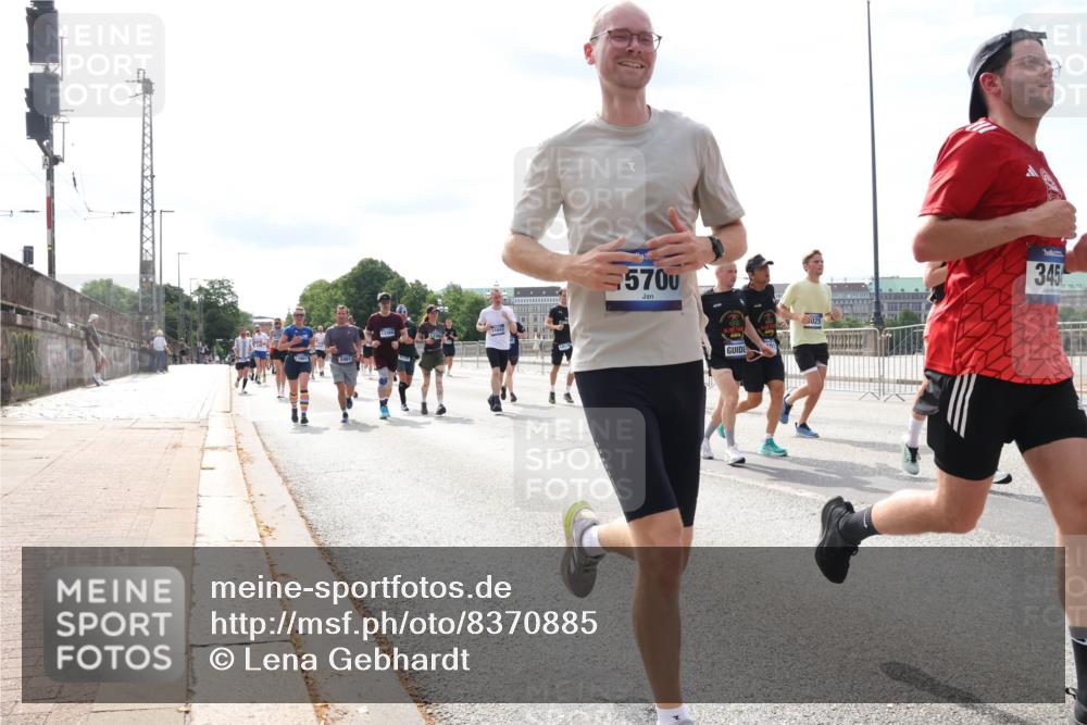 29.06.2025 - hella hamburg halbmarathon Lena Gebhardt http://msf.ph/oto/8370885 29.06.2025 10:14:52 Lombardsbrücke 570, 345, 1071, 1296, 1379, 1406, 1575, 1728, 1745, 2046, 2140, 2281, 2494, 2601, 2690, 2990, 3020, 3025, 3154, 3454, 3507, 3509, 3513, 3691, 3756, 3834, 3844, 4495, 4641, 5191, 5608, 5670, 5800, 5981, 6028, 6083, 6181, 6248, 6366, 6935, 7195, 7439, 7802, 7881, 8055, 8147, 8237, 8239, 8275, 8522, 8563, 8609, 8755, 8854, 9113, 9173, 9556, 9663, 9709, 9911, 9975, 10224, 10391, 10589, 10610, 10717, 10963, 11271, 11598, 12467 meine-sportfotos.de