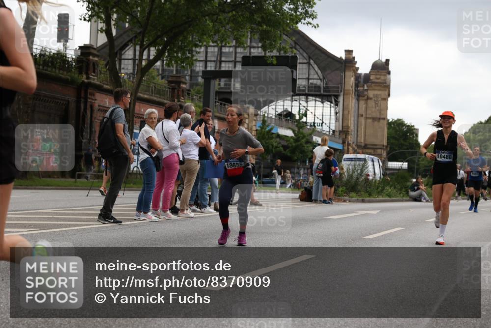 29.06.2025 - hella hamburg halbmarathon Yannick Fuchs http://msf.ph/oto/8370909 29.06.2025 10:53:40 20KM 2780, 3114, 3425, 4238, 4379, 4796, 4986, 6327, 6470, 7287, 7824, 8030, 8326, 8481, 8807, 9741, 9985, 10488, 10587, 11018, 11114, 11158, 11159, 11250, 11757, 12406, 12736, 12779, 13036, 13706, 14471, 14928, 15083, 15525, 15785, 15914, 16227, 16530, 16754, 16915, 17176, 17304, 17860, 18377, 18485, 18716, 18855, 19178 meine-sportfotos.de