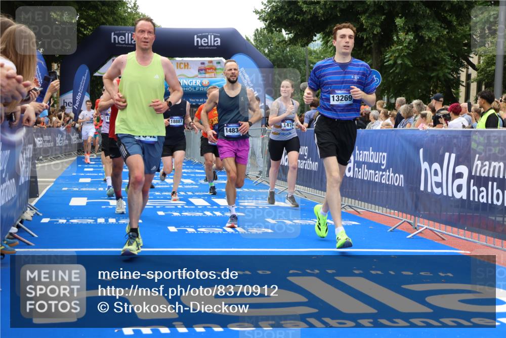 29.06.2025 - hella hamburg halbmarathon Strokosch-Dieckow http://msf.ph/oto/8370912 29.06.2025 10:49:25 Ziel 1342, 1476, 2592, 2596, 2878, 4183, 4185, 8437, 8689, 8813, 10189, 11339, 11340, 11779, 11819, 12094, 12670, 13233, 13269, 14526, 14838, 15422, 15784, 15857, 15894, 15966, 16114, 16592, 16891, 18476, 18887, 18960 meine-sportfotos.de
