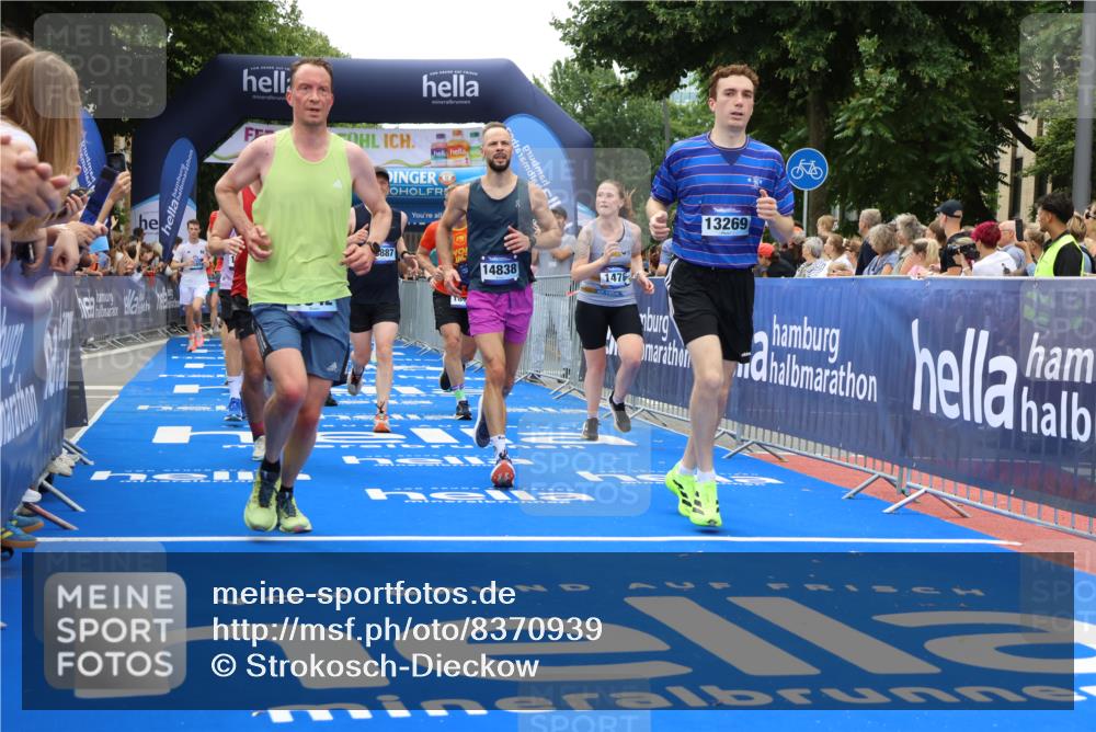 29.06.2025 - hella hamburg halbmarathon Strokosch-Dieckow http://msf.ph/oto/8370939 29.06.2025 10:49:25 Ziel 1342, 1476, 2592, 2596, 2878, 4183, 4185, 8437, 8689, 8813, 10189, 11339, 11340, 11779, 11819, 12094, 12670, 13233, 13269, 14526, 14838, 15422, 15784, 15857, 15894, 15966, 16114, 16592, 16891, 18476, 18887, 18960 meine-sportfotos.de