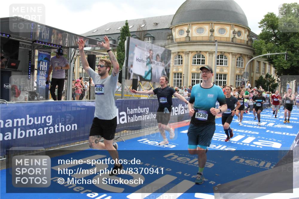29.06.2025 - hella hamburg halbmarathon Michael Strokosch http://msf.ph/oto/8370941 29.06.2025 10:58:23 Ziel 1595, 4550, 4592, 4708, 6138, 6147, 9230, 9485, 11645, 14631, 15434, 18266 meine-sportfotos.de
