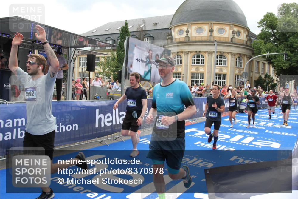 29.06.2025 - hella hamburg halbmarathon Michael Strokosch http://msf.ph/oto/8370978 29.06.2025 10:58:23 Ziel 1595, 4550, 4592, 4708, 6138, 6147, 9230, 9485, 11645, 14631, 15434, 18266 meine-sportfotos.de
