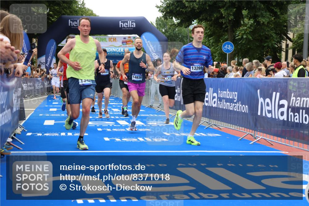 29.06.2025 - hella hamburg halbmarathon Strokosch-Dieckow http://msf.ph/oto/8371018 29.06.2025 10:49:25 Ziel 1342, 1476, 2592, 2596, 2878, 4183, 4185, 8437, 8689, 8813, 10189, 11339, 11340, 11779, 11819, 12094, 12670, 13233, 13269, 14526, 14838, 15422, 15784, 15857, 15894, 15966, 16114, 16592, 16891, 18476, 18887, 18960 meine-sportfotos.de
