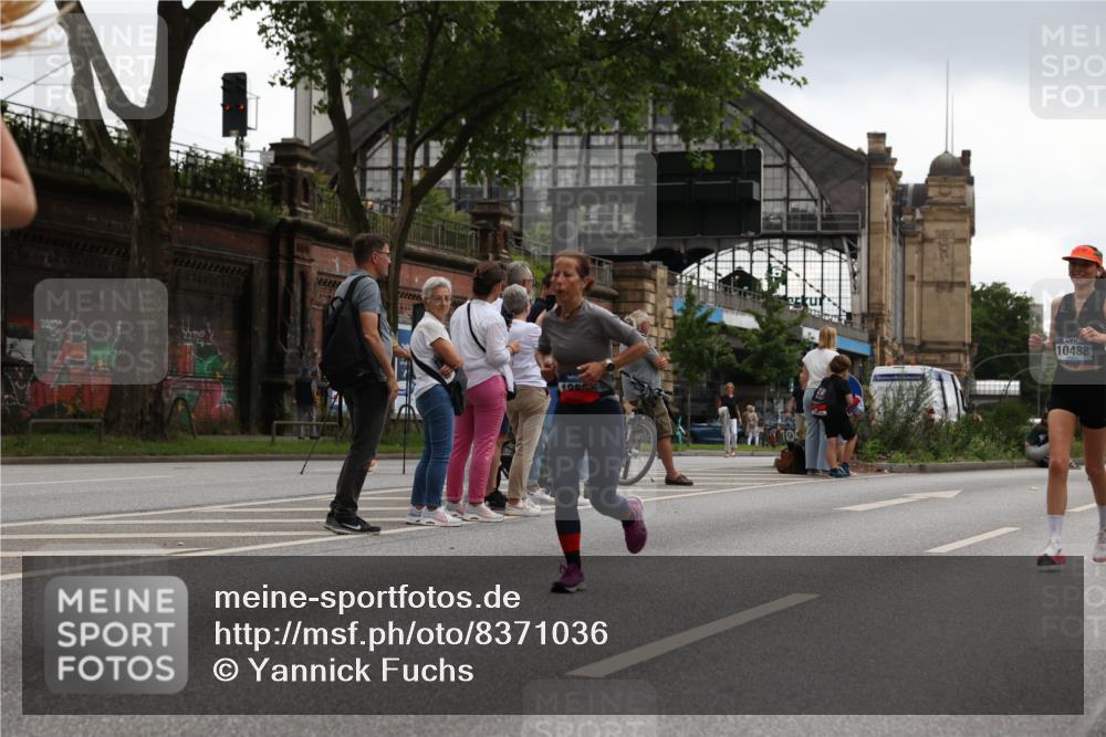 29.06.2025 - hella hamburg halbmarathon Yannick Fuchs http://msf.ph/oto/8371036 29.06.2025 10:53:40 20KM 2780, 3114, 3425, 4238, 4379, 4796, 4986, 6327, 6470, 7287, 7824, 8030, 8326, 8481, 8807, 9741, 9985, 10488, 10587, 11018, 11114, 11158, 11159, 11250, 11757, 12406, 12736, 12779, 13036, 13706, 14471, 14928, 15083, 15525, 15785, 15914, 16227, 16530, 16754, 16915, 17176, 17304, 17860, 18377, 18485, 18716, 18855, 19178 meine-sportfotos.de