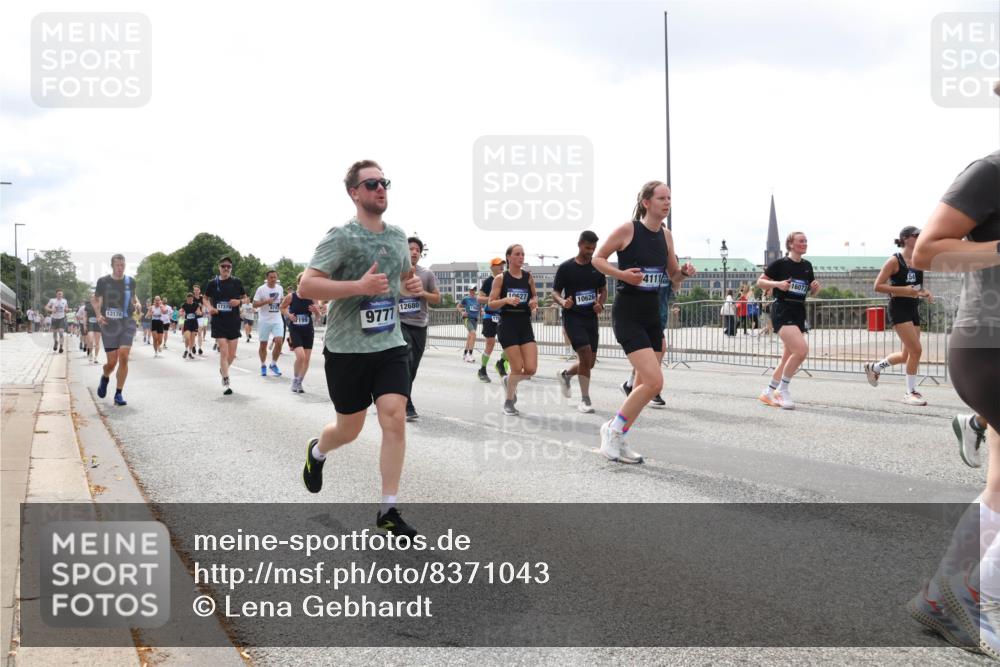 29.06.2025 - hella hamburg halbmarathon Lena Gebhardt http://msf.ph/oto/8371043 29.06.2025 10:39:43 Lombardsbrücke 4111, 54, 16073, 10627, 10626, 13178, 12680, 7199, 9777, 1058, 1076, 1586, 1856, 1883, 1899, 2092, 2313, 2578, 2843, 2976, 3046, 3275, 3353, 3727, 3882, 3883, 3884, 4298, 4523, 4603, 4609, 4659, 4752, 4855, 4882, 5045, 5229, 5654, 5701, 6321, 6342, 6343, 6427, 6428, 6698, 6719, 6726, 6739, 6748, 7045, 7053, 7125, 7199, 7429, 7455, 7456, 7501, 7524, 7684, 8107, 8203, 8243, 8612, 8995, 9393, 9569, 9698, 9747, 9777, 10441, 10512 meine-sportfotos.de