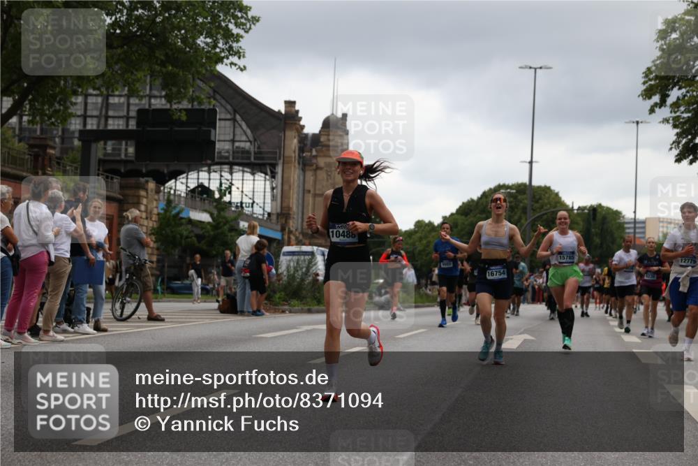 29.06.2025 - hella hamburg halbmarathon Yannick Fuchs http://msf.ph/oto/8371094 29.06.2025 10:53:41 20KM 2780, 3114, 3425, 4238, 4379, 4796, 4986, 6327, 6470, 7287, 7824, 8030, 8326, 8481, 8807, 9741, 9985, 10488, 10587, 11018, 11114, 11158, 11159, 11250, 11757, 12406, 12736, 12779, 13036, 13706, 14471, 14928, 15083, 15525, 15785, 15914, 16227, 16530, 16754, 16915, 17176, 17304, 17860, 18377, 18485, 18855, 19178 meine-sportfotos.de