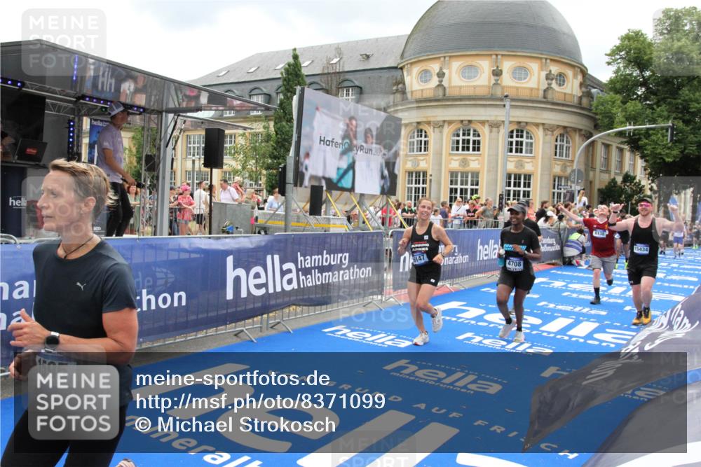 29.06.2025 - hella hamburg halbmarathon Michael Strokosch http://msf.ph/oto/8371099 29.06.2025 10:58:25 Ziel 1595, 4550, 4592, 4708, 5347, 6138, 6147, 7476, 9230, 9485, 11645, 11808, 14355, 15434, 16531, 17415, 18266, 18891 meine-sportfotos.de